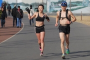 北京几十名长跑爱好者上演“光猪跑”，