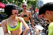 上海网友发起裸骑 倡导绿色出行