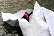 德国概念派艺术家弗兰克·博尔特 驾纸船游泰晤士河