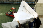 德国概念派艺术家弗兰克·博尔特 驾纸船游泰晤士河
